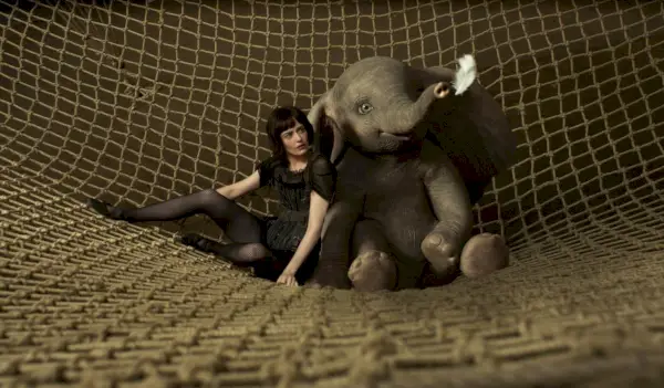 Eva Green kaip Colette ir Dumbo dramblys filme Dumbo (2019 m.)