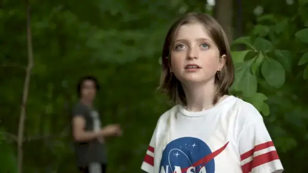 Rose (Farrah Mackenzie) staart naar een dreiging buiten het scherm in Leave The World Behind