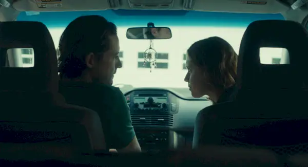 Lewis Pullman dans une voiture avec Eliza Scanlen dans The Starling Girl