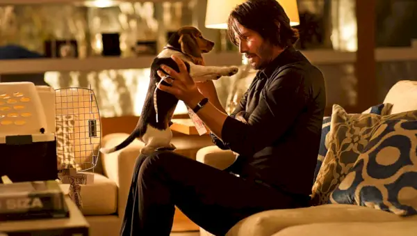 Keanu Reeves als John Wick im ersten Film von 2014 mit seinem Welpen