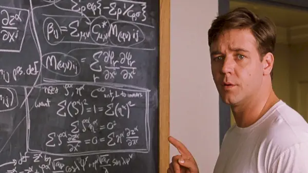 Russell Crowe davanti a una lavagna piena di scarabocchi in A Beautiful Mind