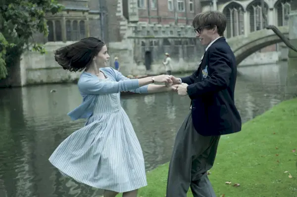 Eddie Redmayne y Felicity Jones dando vueltas junto al Támesis en La teoría del todo