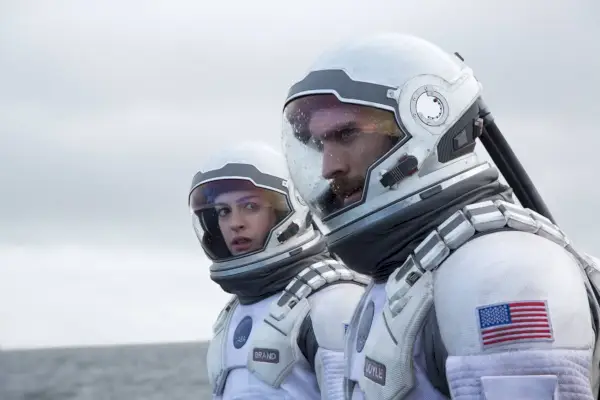 Anne Hathaway și Matthew McConaughey ca astronauți în Interstellar