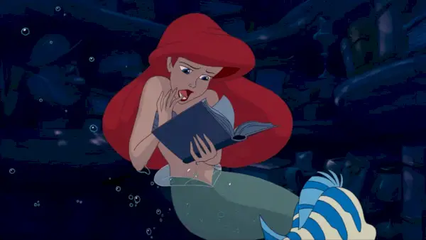 Ariel guarda un libro nell'animazione