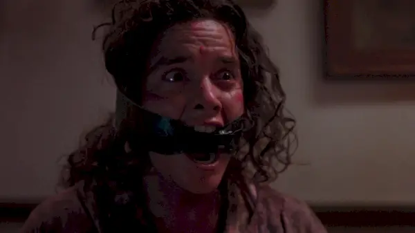 Michelle em Leatherface: O Massacre da Serra Elétrica 3 gritando