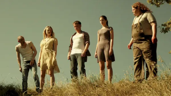 Le groupe cherche quoi faire ensuite dans Leatherface (2017)