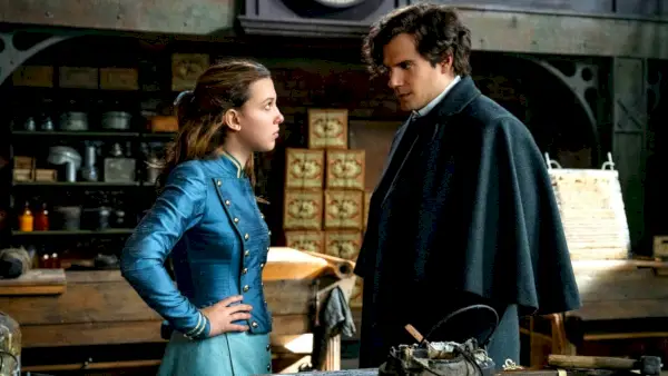 Millie Bobby Brown som Enola och Henry Cavill som Sherlock i Enola Holmes