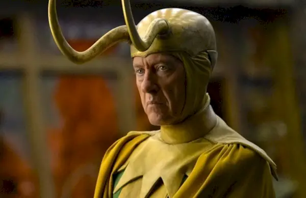 Richard E. Grant como Loki Clássico na série Loki