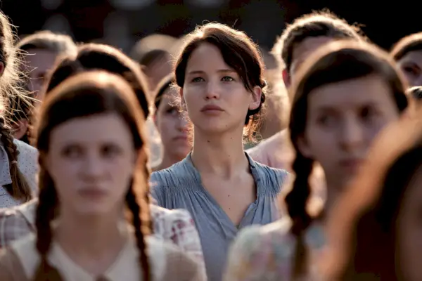 Jennifer Lawrence în rolul lui Katniss Everdeen