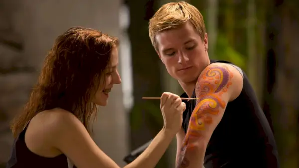 Megan Hayes como Morphling le da a Josh Hutcherson