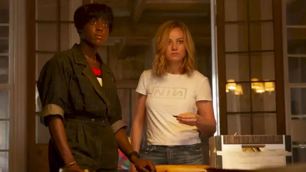 Lashana Lynch e Brie Larson estrelam como Maria Rambeau e Carol Danvers em Capitã Marvel.