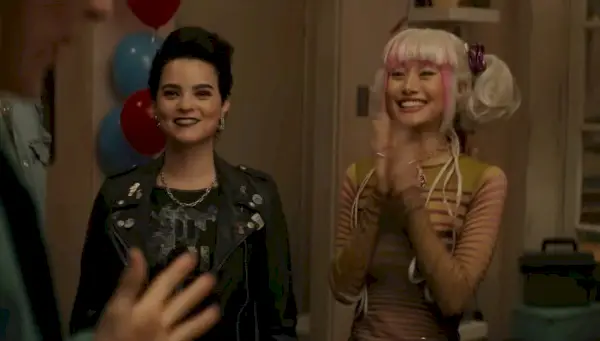 Brianna Hildebrand Negasonic Teenage Warheadina ja Shioli Kutsuna Yukiona elokuvassa Deadpool & Wolverine