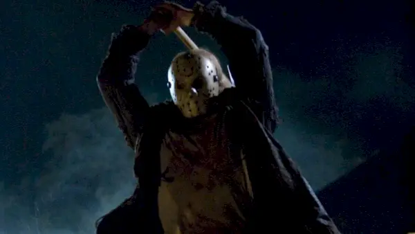 Jason mit einer Axt im Remake von Freitag, dem 13