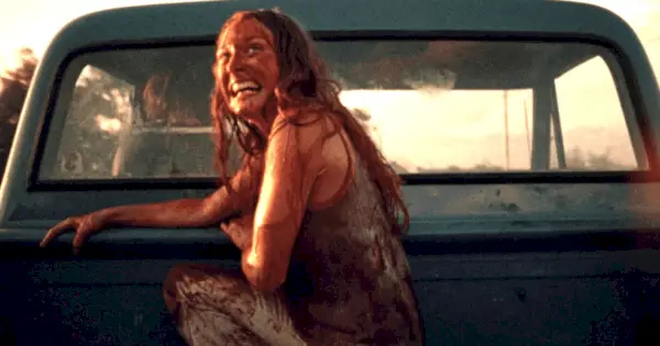 Marilyn Burns som Sally Hardesty på flykt i The Texas Chainsaw Massacre