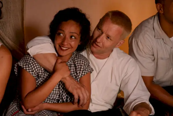 Mildred og Richard Loving omfavner i Loving-filmen.