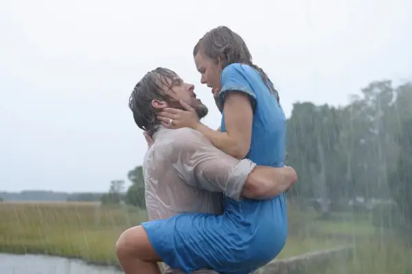 Ryan Gosling tient Rachel McAdams sous la pluie de The Notebook