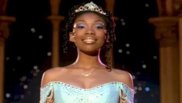 Brandy como Cenicienta lleva un vestido sin tirantes