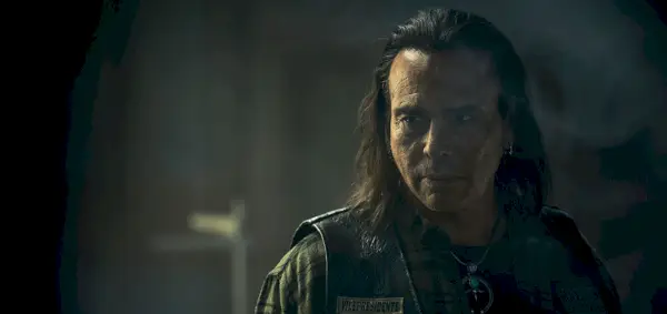 Raoul Max Trujillo dans le rôle de Che Romero dans Mayans M.C.