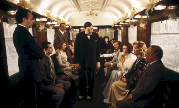 Distribuția toți împreună într-un vagon de tren în Murder on the Orient Express.