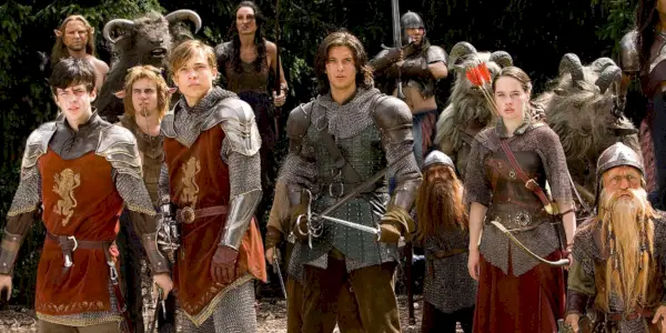 Fra venstre til høyre: Skandar Keynes som Edmund Pevensie, William Moseley som Peter Pevensie, Ben Barnes som Prince Caspian, Anna Popplewell som Susan Pevensie, og Peter Dinklage som Trumpkin