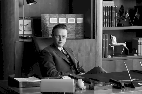 Dane Dehaan è Kenneth Nichols in OPPENHEIMER, scritto, prodotto e diretto da Christopher Nolan.