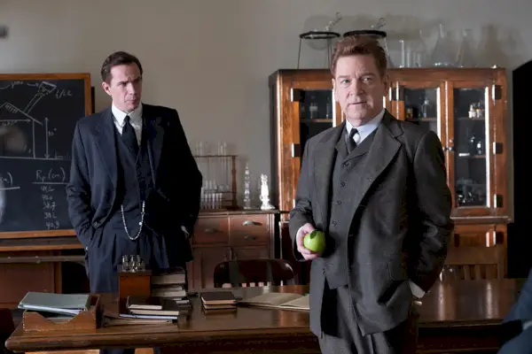 Kenneth Branagh mit einem Apfel in Oppenheimer