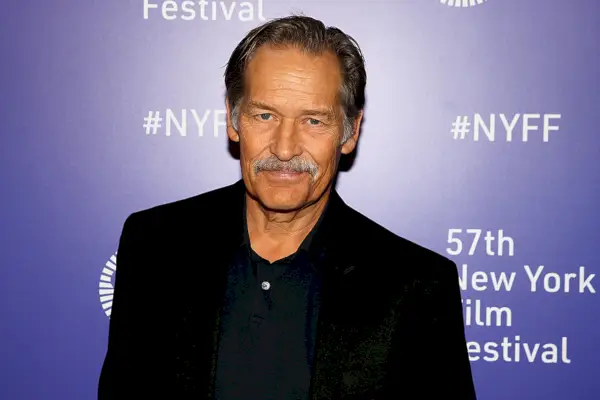 NEW YORK, NEW YORK - 05 OKTOBER: James Remar deltar i