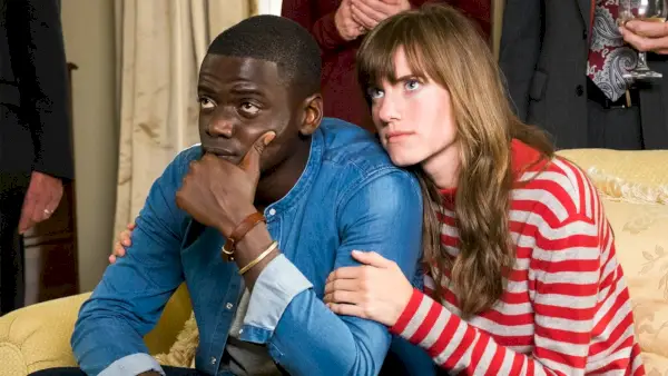 Allison Williams se acerca a Daniel Kaluuya en