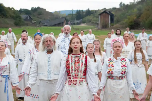 Un grupo de suecos vestidos con prendas tradicionales blancas celebran en