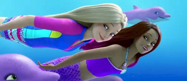 Barbie et son amie nagent avec les dauphins