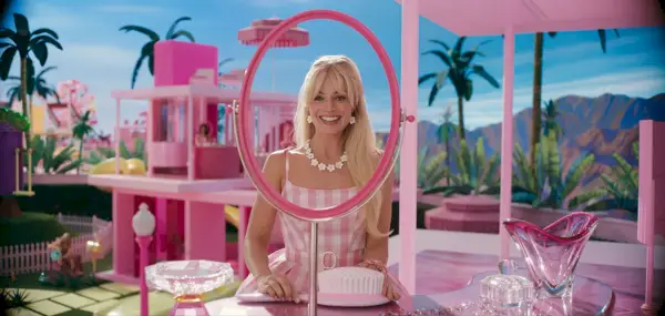 Barbie dans son miroir dans Barbie Land dans la bande-annonce de Greta Gerwig Barbie avec Margot Robbie