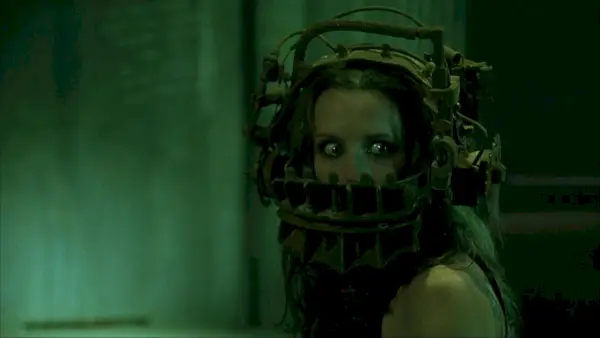 Amanda draagt ​​de omgekeerde berenval in Saw (2004)