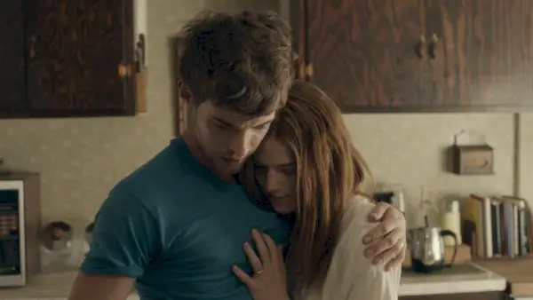 Harry Treadaway en Rose Leslie binnen