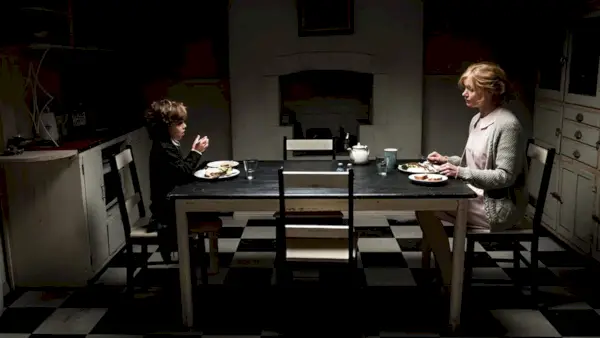 Amelia (Essie Davis) en Samuel (Noah Wiseman) zitten tegenover elkaar aan een eettafel