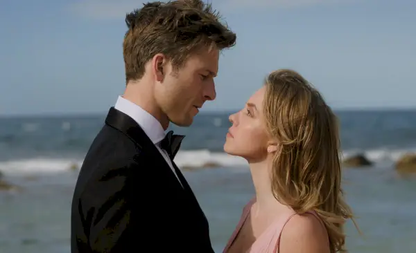 Glen Powell et Sydney Sweeney se regardent avec amour