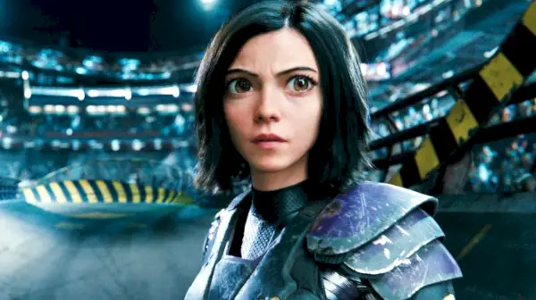 Rosa Salazar kā Alita filmā Alita: kaujas eņģelis