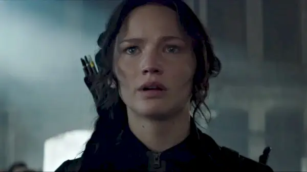 Un primer plano de Katniss Everdeen mientras parece sorprendida.