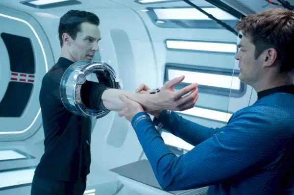 Benedict Cumberbatch och Karl Urban i Star Trek: Into Darkness (Paramount)