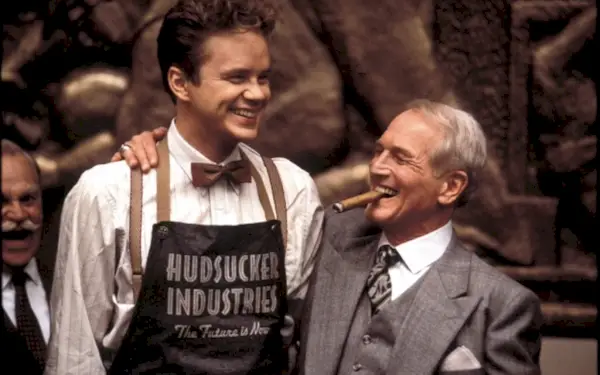 Tim Robbins e Paul Newman sorridono e stanno uno accanto all'altro