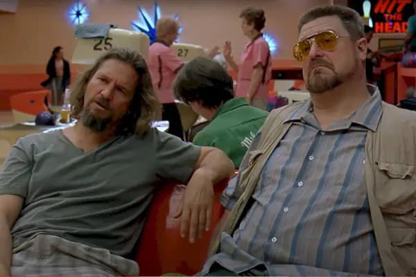 Jeff Bridges a John Goodman opírající se o záda srst v bowlingové herně