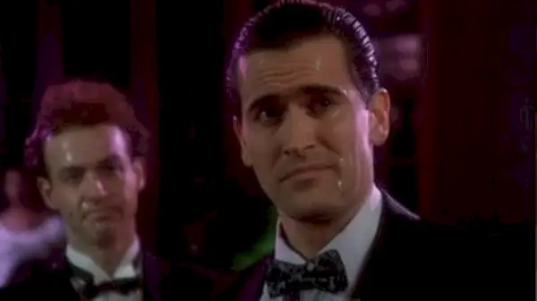 Bruce Campbell se uită la camera într-un smoking