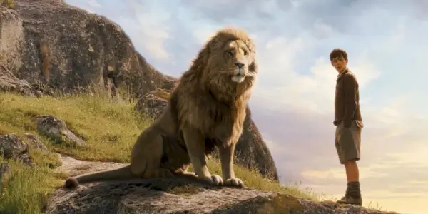 Aslan en Edmund Pevensie (Skandar Keynes) in De Kronieken van Narnia: De Leeuw, de Heks en de Kleerkast