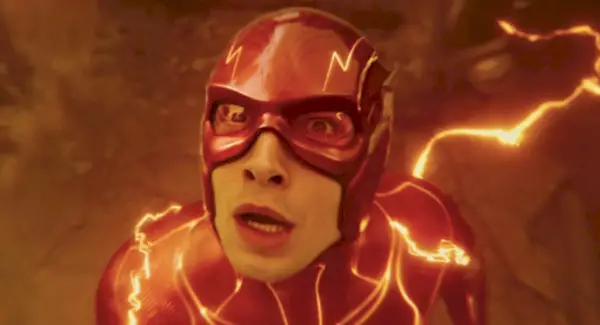 Um close de Erza Miller como The Flash