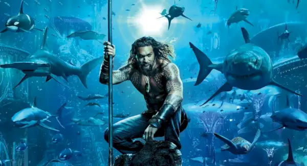 Aquaman Jason Momoa com tubarões