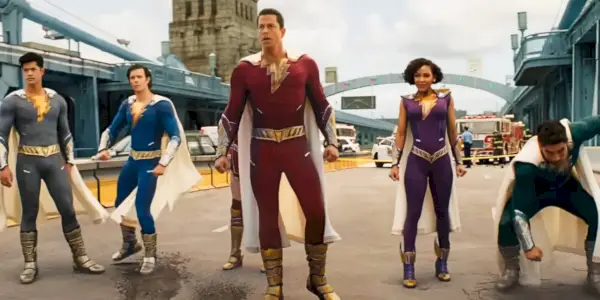 Shazam! Fury of the Gods, zleva doprava Ross Butler jako Eugene Choi, Adam Brody jako Freddy Freeman, Zachary Levi jako Billy Batson, Meagan Good jako Darla Dudley a D.J. Cotrona jako Pedro Peña