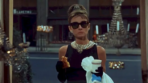 Audrey Hepburn staat voor het raam in Breakfast at Tiffany