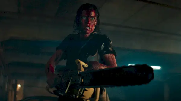 Beth is een stoere meid met een kettingzaag in Evil Dead Rise