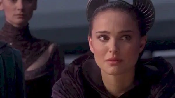 Padmé în Senat în Star Wars: Revenge of the Sith.