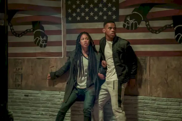 Lex Scott Davis com Nya Charms i Joivan Wade com Isaiah Charms a The First Purge