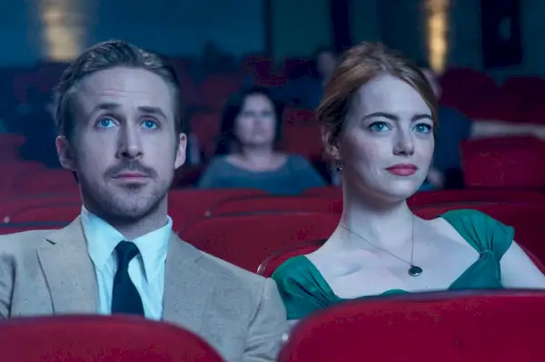 Ryan Gosling és Emma Stone egymás mellett ülnek egy moziban